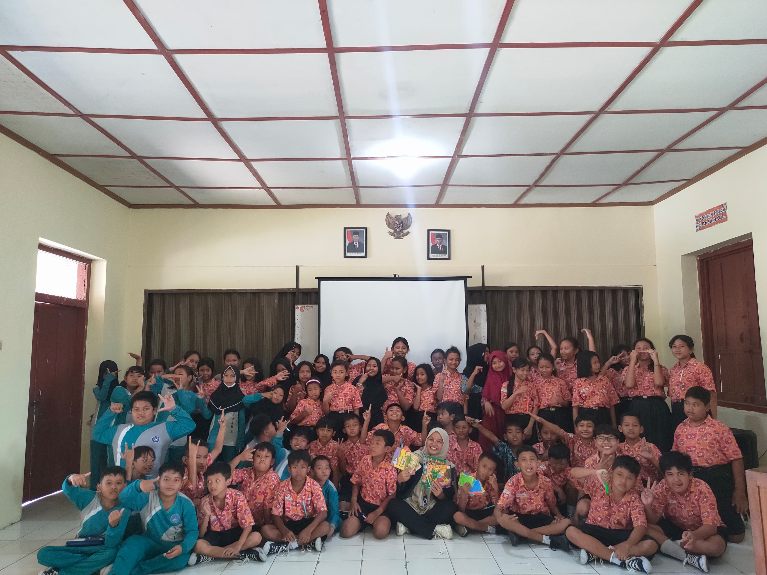 Latih Keterampilan Siswa, Mahasiswa KKN Undip Bagikan Tips dan Trik Menulis Kreatif kepada Siswa SD Negeri 01 Kudu