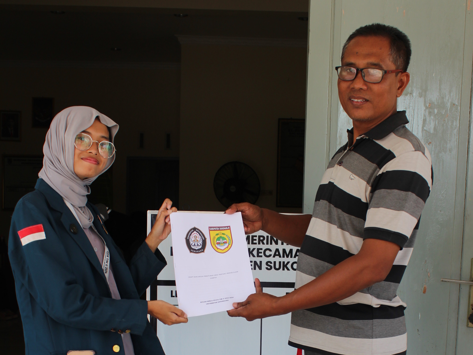 Demi Menanggulangi Permasalahan Pengelolaan Sampah, Mahasiswa KKN Undip Membantu Membuat Draft Rancangan Peraturan Desa Tentang Pengelolaan Sampah